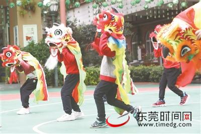 2月26日，莞城第一幼儿园的萌娃舞狮迎接新学期 （记者 陈栋 摄）