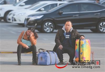 东莞春运的回家故事集合 满足母亲心愿背母返