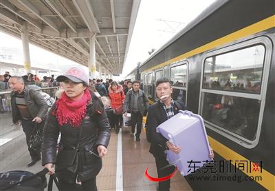 春运首日，旅客在东莞东火车站站台乘车 记者 陈栋 摄