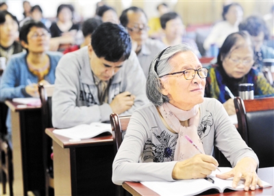 老年大学的学生在课堂上认真地记笔记。广州日报全媒体记者邱伟荣 摄