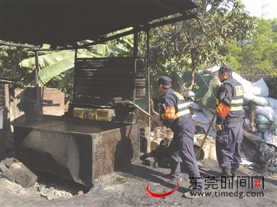 12月22日，执法人员对这个潲水油窝点进行查处（记者 陈栋 摄）