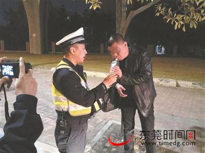 交警正在给涉嫌酒驾的男子施某进行吹气测试 交警供图