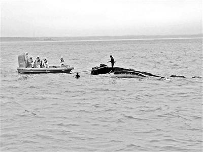 救援人员在发生事故的海南新盈F069号船附近进行搜救 供图/徐闻县委新闻中心