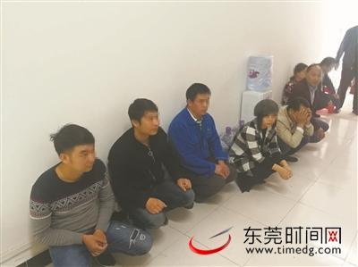 以陈某为首的“买卖分”团伙在常平一出租屋被警方抓捕归案 通讯员供图