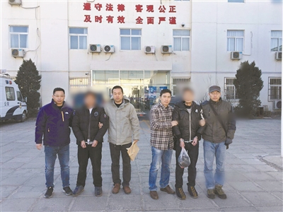 荔湾警方千里追逃，将欠薪老板抓回。广州日报全媒体记者李栋摄