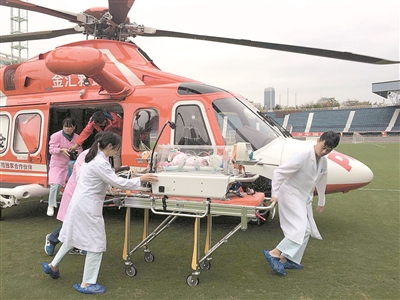 重症婴儿搭“空中120”紧急转院。