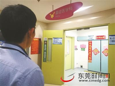 凡凡的父亲余先生守在重症监护室门口(记者 陈栋 摄)