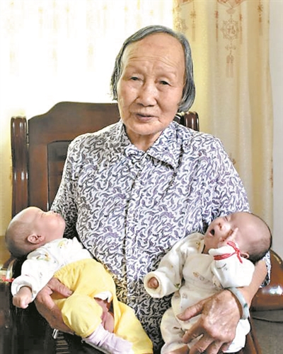 吴香妹家去年新添了一对双胞胎重孙女,这让她心情不错。图片由吴香妹家人提供