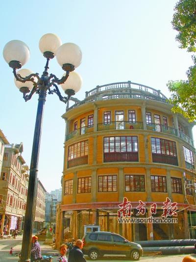 位于小公园安平路口的皇后酒楼,除了外墙修复,里面的梁柱也进行加固。