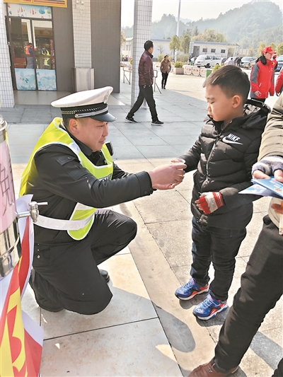 在乐广高速服务站，交警热心为小乘客递热茶。