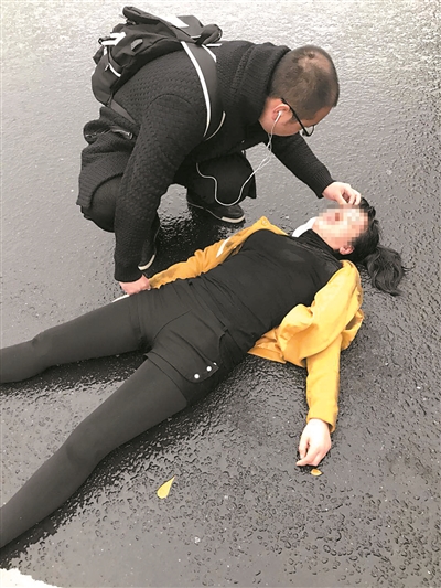 目击者拍下了李帅救助伤者的情景。