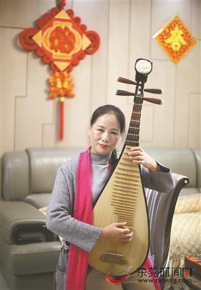 揭晓春也是个古典音乐爱好者 记者 陈帆 摄