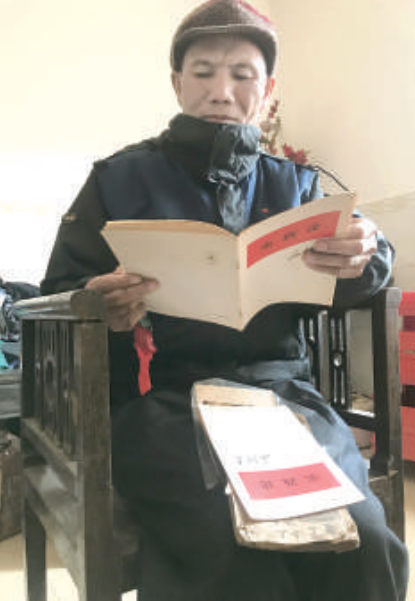坐在淘来的古董凳子里,劳汝松翻看他收藏的书籍。他专门用一间屋来放置祖宗留下的、旧物市场淘来的宝贝。