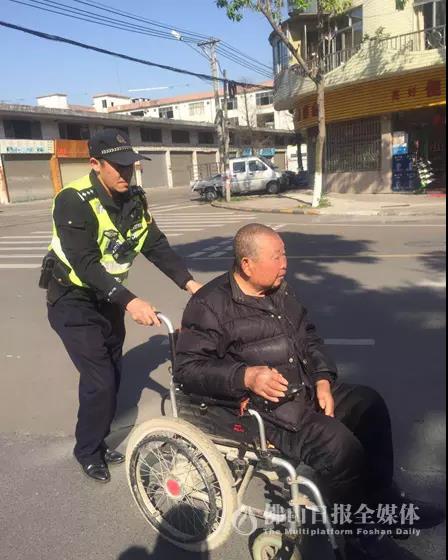 民警帮助迷路老人找到家属。通讯员供图