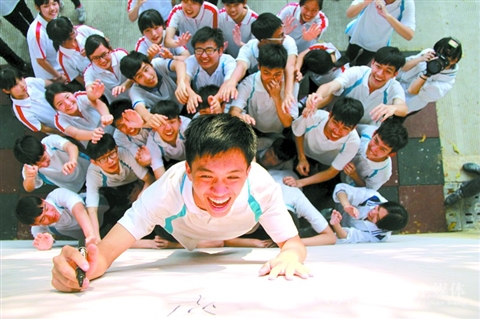 梁銶琚职业技术学校“校园职业经理人”项目参与学生在马岗青年营进行素质拓展训练。