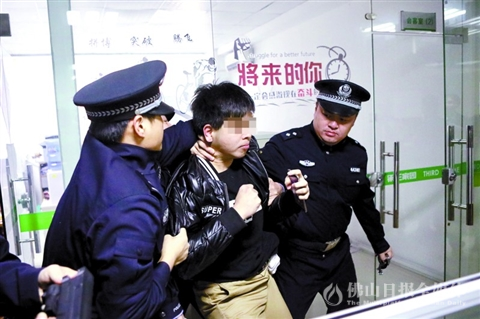 吉汇公司欧某在民警拘传过程中暴力抵抗。/佛山日报记者黎汉沿摄