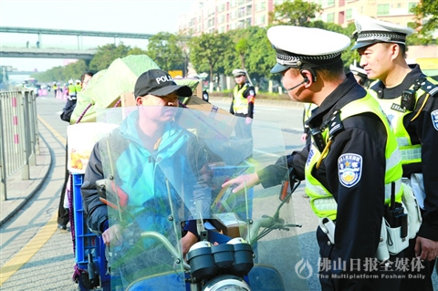 昨日上午，在顺德客运站旁检查点内，民警正对过往三轮车进行认真检查。/佛山日报记者李护彬摄