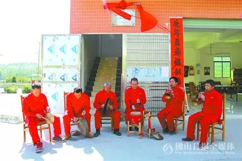 在高明花鼓调泽河保护基地，6位传承人演奏花鼓调。/佛山日报记者何惠健摄
