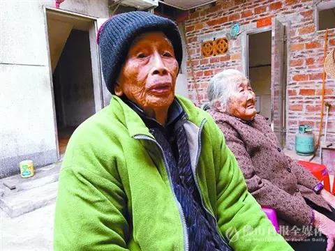 刘淡(左)与张玉精神矍铄,生活基本能自理,平时喜欢吃番薯和芋头。 佛山日报见习记者陈国飞摄