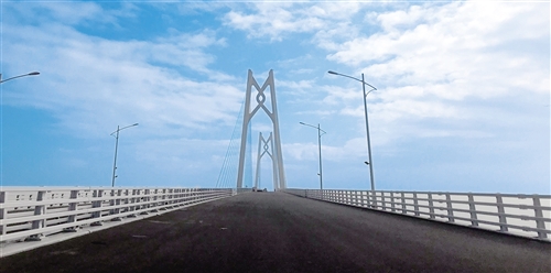 港珠澳大桥青州航道桥采用了“中国结”元素，造型优美。经济日报-中国经济网记者 佘惠敏摄