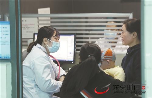 医生为市民问诊 本报记者 曹雪琴 摄