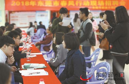 在市职业介绍中心举行的招聘会吸引了众多求职者前来应聘 本报记者 郑志波 摄