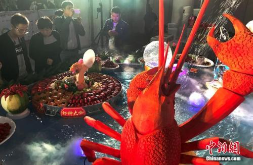 资料图：龙虾宴。(中新社记者 泱波 摄)
