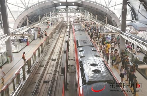 ■市民搭乘东莞轨道交通2号线 资料图 郑琳东 摄