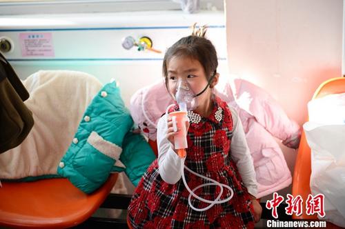 资料图：流感患儿。中新社记者 刘文华 摄