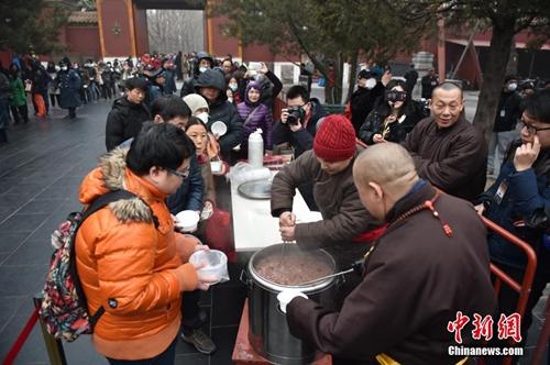 腊八节北京民众雍和宫领腊八粥讨吉利。金硕 摄