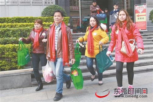 往年“平安回家”公益活动举行发车仪式。图为乘客启程返乡 记者 杨泽彬 摄