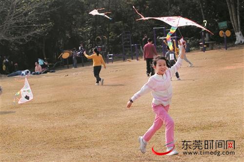 天气晴好，市民在同沙生态公园放风筝玩耍 本报记者 杨泽彬 摄