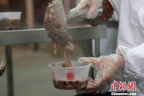 古刹灵隐寺开锅熬制30万份粥,腊八粥香飘古寺。 江耘 摄