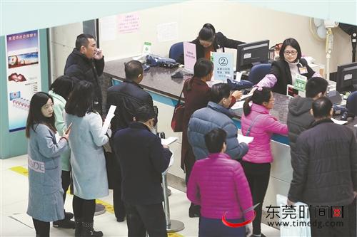 市民排队挂号就诊 本报记者 曹雪琴 摄