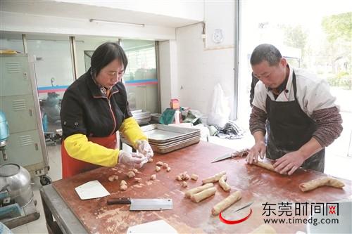 ■谭锐田夫妇在制作饼干,一人揉搓、一人赶制