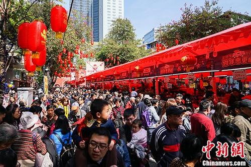 广州越秀西湖花市开市，现场人头涌动。 中新社记者 廖树培 摄