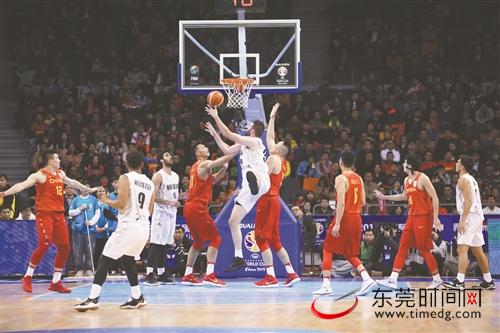 中国男篮蓝队拼劲十足，打出了中国篮球的精气神 记者 郑家雄 摄