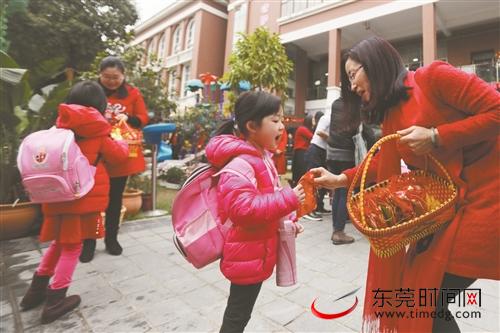■莞城第一幼儿园老师为小朋友们发新年福袋 记者 杨泽彬 摄