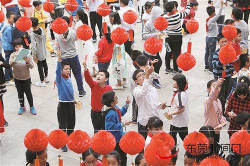 ■3月2日，莞城英文实验学校也在校园里举行了灯谜游园活动 记者 杨泽彬 摄