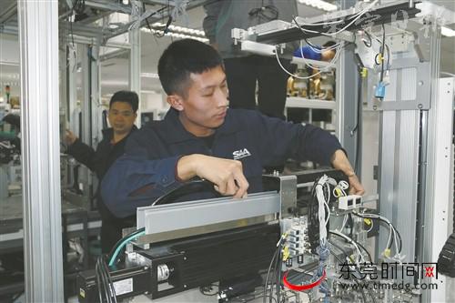 ■迅得机械(东莞)有限公司员工在开足马力赶订单 通讯员 薛艳丽 摄