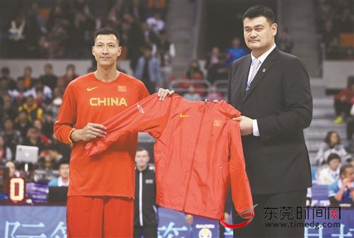 赛前，中国篮协主席姚明为易建联颁发国家队荣誉外套，本场比赛易建联拿到37分，依旧是最稳定的得分点 记者 郑家雄 摄