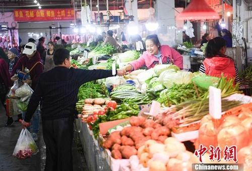 市民正在买菜(资料图)。中新社记者 陈超 摄