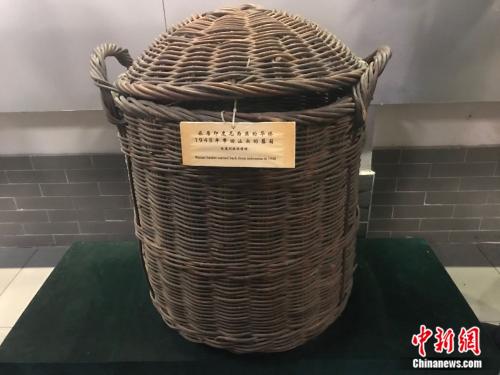 旅居印度尼西亚的华侨1948年带回汕头的市篮。中新网记者 何路曼 摄