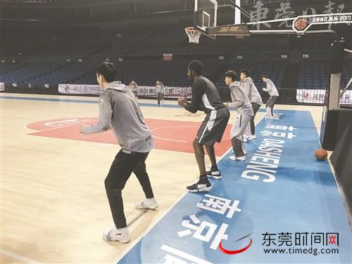 抵达南京后,全队前往球馆进行训练(记者 王晨征 摄)