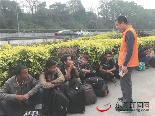 　　39名越南乘客在服务区被“卖猪仔”，广深高速志愿者热心施援手 本报记者 郑家雄 通讯员 林庆升 摄