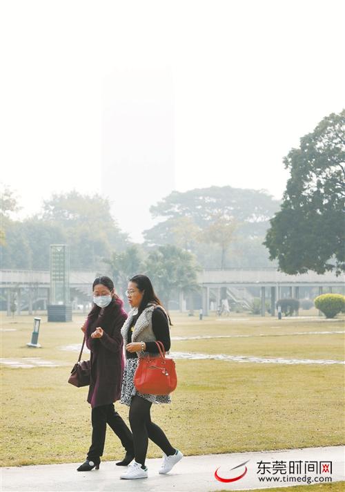 ■市民戴口罩预防流感 记者 郑志波 摄