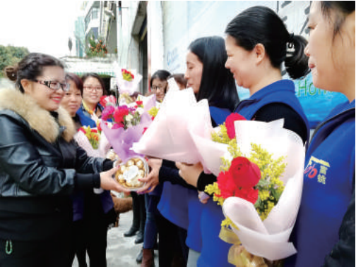 富铫公司负责人给员工送鲜花、巧克力。/珠江商报记者杜达雄摄