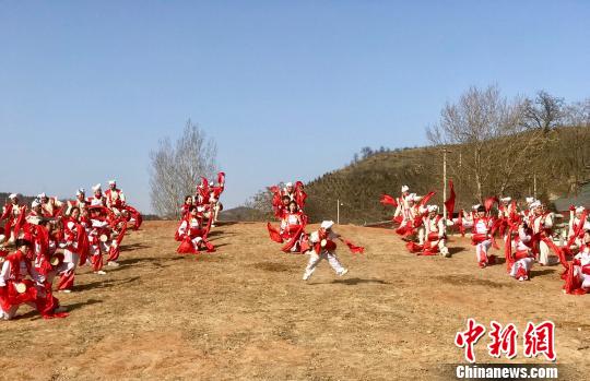 安塞腰鼓是陕西省的传统民俗舞蹈，延安市安塞区素有“中国腰鼓之乡”的称号。　魏晞 摄