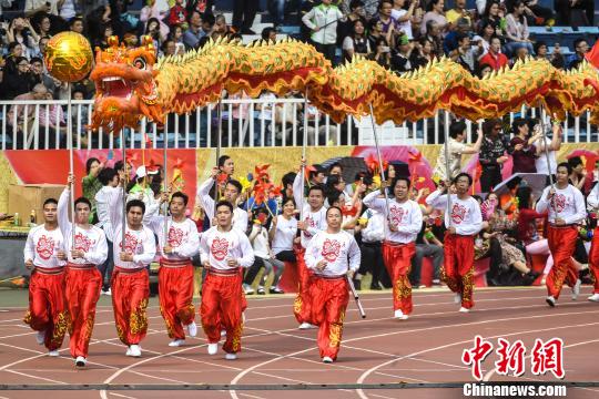 一条56米长的“中国巨龙”携18头醒狮拉开广府庙会民俗大巡游序幕 陈骥旻 摄