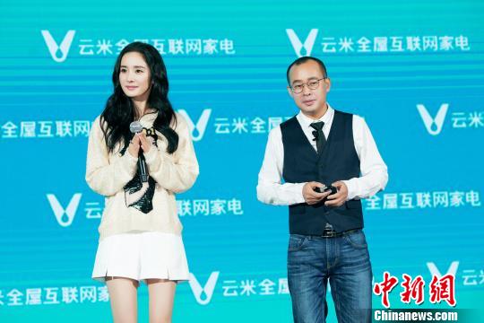 演员杨幂(图左)9日着一身亮白色系服装亮相上海,为品牌活动助阵。活动方供图